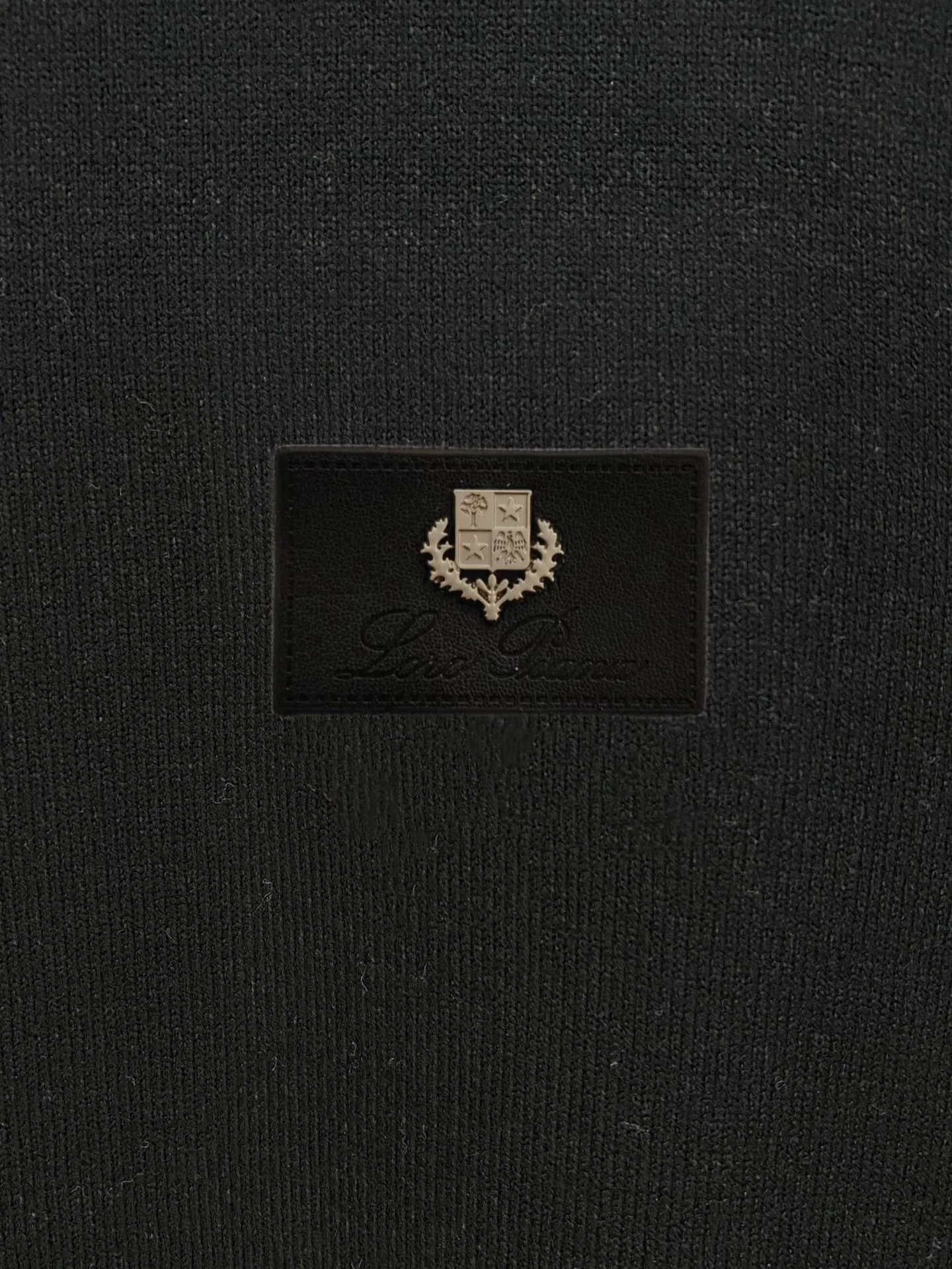 , LP Exquisite logo crew neck sweater Premium wool blended sweater Men's and women's Premium customized products Series Affiliated to the brand's Premium main line Patented top yarn blending Interprets conventional styles with innovation. The configuration of the fabric is subversive. The details are remarkable. The most anticipated sweater in autumn and winter. Full sense of luxury. The brand is designated by Zhejiang and factory is flowed out. Super cost-effective. The quality of Meri wool yarn is excellent. It feels super soft, delicate, soft, non-pilling and does not deform. It is available at all major counters at the same time. It is a must-have product every year. The product seems simple, the workmanship is extremely complicated, and the upper body is not picky. The upper body is extremely skin-friendly and comfortable. It can be worn close to the body with an outer jacket or alone (three standards are complete). Color: Black White Sizes: M L XL 2XL 3XL